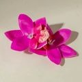 Detail van magenta orchidee oorbellen met delicate witte randen van stoffen textuur - Rose Red (Hair Clip)