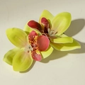 Detail van limoengroene orchidee oorbellen met levendig luipaardpatroon in het midden - Lime Green (Hair Clip)