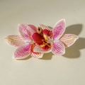 Detail van Boheemse orchidee oorbellen met realistische bloembladtextuur en het midden - Cream White (Hair Clip)