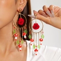 Orecchini boho a cerchio con rosa di velluto rosso, foglie e ciondoli a fungo - Stile Foresta Rosa Rossa Fungo (30291-ear-cor-EP) / Oro Con Rosso Verde Bianco