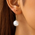 Elegante goldene Tropfenohrringe mit einer glänzenden runden weißen Perle für Damen - Perlenohrringe (30718-ear-G)