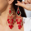 Dettaglio degli orecchini bohémien a nappa con perle rosse e cornice geometrica dorata - Rosso Brillante (30335-ear-red-EP)