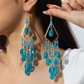 Dettaglio di orecchini boho con nappe lunghe, perline blu e montatura dorata - Celeste (30335-ear-blue-EP)