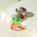 Nahaufnahme eines breiten Rings mit Weihnachtsanhängern, Perlen und festlichem Dekor - Weihnachtsgeschenkbox-Stil (31021-ring-col-1)