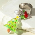 Makroaufnahme von verstellbarem Silberring mit Harz-Tannenbaum und Perlenanhängern - Weihnachtsbaum-Stil (31021-ring-col-2)