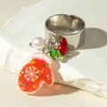 Detailansicht Silberring mit Weihnachtshandschuh-Anhänger und weißer Perle - Roter Handschuh-Stil (31021-ring-col-3)