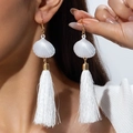 Détail de boucles d'oreilles coquillage blanc avec longues franges et crochets dorés - Coquillage Blanc à Franges (31323-ear-white-EP)