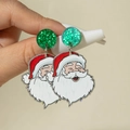 Gros plan de boucles d'oreilles Père Noël en acrylique avec paillettes vertes - Cercle Visage du Père Noël