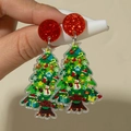 Détail de boucles d'oreilles sapin de Noël avec motif imprimé et paillettes festives - Sapin de Noël vert imprimé