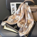 Foulard en soie avec imprimé floral de peinture à l'huile sur un sac en cuir - Moyen / Fleur Blanche