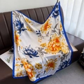 Quadratisches Seidentuch mit Blumenmuster in Blau und Orange auf weißem Untergrund - Großes Quadratisches Tuch / Blauer Rand