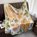 Carré de soie satiné avec motifs de roses oranges sur un canapé en cuir chic - 90x90cm / Rose Jaune Orange (DM-53)