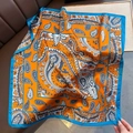 Elegante sciarpa in seta arancione e blu pavone con classici motivi paisley - 70*70cm / Arancione