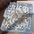 Vista macro di foulard in seta con stampa paisley mostra la trama satinata e dettagliata - 70*70cm / Bordo Blu