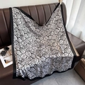 Grande foulard quadrato in seta con stampa di camelia e bordo nero su divano in pelle - 90cmx90cm / Stampa Bianco e Nero