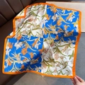 Zijden sjaal van 70cm met blauwe bloemmotieven en oranje rand op leren bank - Blauw Oranje Rand (W-319-蓝色橘边)