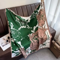Dettaglio di un foulard di seta con stampa floreale astratta verde e rosa sul divano - 90*90cm / Verde (XW-168-Verde)