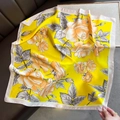 Dettaglio della stampa a rose gialle su un foulard quadrato di seta da 70 cm - 70x70cm / Giallo
