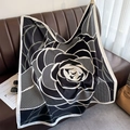 Elegante foulard in seta 90x90cm con motivo rosa astratta e trama geometrica chic - Nero