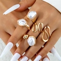 Set di anelli dorati retrò con perle irregolari e design a onde in metallo liquido sulla mano - Set di Perle Dorate (31074-ring-G)