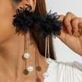 Detalle de pendientes de flores con borlas negras, perlas y cristales brillantes - Negro