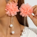 Primer plano de aretes largos de borla con flores de tela coral y perlas elegantes - Rosa coral