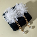 Detalle de pendientes florales con pétalos de tul, cadenas doradas y perlas - Blanco