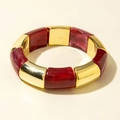 Dettaglio di bracciale elastico bohémien con tubi alternati in resina rossa e metallo dorato - Rosso Scuro (31179-bra-red-EP)