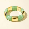 Dettaglio di perline in resina verde marmo e tubi metallici dorati sul bracciale - Marmo Verde (31179-bra-green-EP)