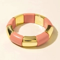 Détail de segments en résine rose et métal doré sur un bracelet extensible à blocs - Rose Corail (31179-bra-Oak pink-EP)