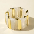 Détail d'un bracelet extensible large en acrylique marbré et métal doré poli fini - Marbre Blanc (31178-bra-whi-EP)