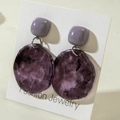Boucles d'oreilles pendantes en acrylique violet foncé avec texture marbrée et résine - Rond Marbré Violet