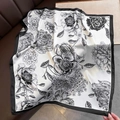 Elegante zwart-witte zijden vierkante sjaal met botanische bloemenprint en zwarte rand - 70x70cm / Wit (W-309)