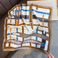 Elegante foulard in seta con stampa di cinture e fibbie di lusso in blu e marrone - 70*70cm / Bianco (W-310-Stampa Equestre)