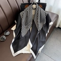 Carré de soie rayé noir et blanc élégant avec finition satinée sur tricot blanc - 23244 - Image Principale / 90*90cm