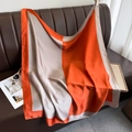 Pañuelo de seda de 90 cm con bloques de color naranja y beige en sofá de cuero marrón - Pañuelo Cuadrado (90*90cm) / Patchwork Naranja