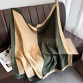 Detalle de pañuelo de seda con patrones geométricos verde y oro sobre un sofá - Pañuelo Cuadrado (90*90cm) / Caqui (Costuras Verde Oscuro)