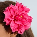 Makro-Detail der großen rosaroten Pfingstrosen-Haarklammer aus Stoff im Haar - Leuchtendes Pink Pfingstrose Stil (30948-head-red-EP)