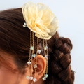 Détail d'une pince à cheveux pivoine en tissu doré clair avec élégantes franges perlées - Fleur en Organza Or Clair avec Franges (31485-hp-yel-EP)
