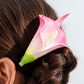 Détail de la pince à cheveux calla rose sur modèle avec pétales dégradés et étamine - Arum Calla Dégradé Rose (31518-hairpin-pink-EP)