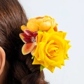 Détail d'une pince à cheveux fleur de pivoine en tissu jaune sur une tresse foncée - Combinaison Rose Jaune Vif (31521-hp-yo-EP)