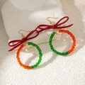 Orecchini a ghirlanda di Natale con fiocco rosso e perline di vetro su sfondo di pietra - Stile con Fiocco ad Anello Rosso Verde Natalizio (31496-ear-og-2-EP)
