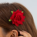 Dettaglio di un fermaglio per capelli con rosa rossa e foglie su capelli castani - Fermaglio per Capelli Rosa Rossa (31009-hp-red-EP)