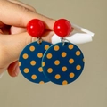Retro-Ohrringe mit roten Steckern und blau gepunkteten Scheiben im Vintage-Pop-Stil - Rot Blau Kontrast Punktmuster Rund