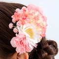 Detalle de peine con flores de tela rosa y blanca en un moño para eventos de boda - Rosa Blanco (31457-hp-pw-EP)