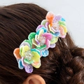 Detalle de horquilla de flores de resina coloridas con cuentas en una trenza - Resina Multicolor (31520-hp-col-EP)