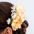 Detalle de peineta de rosa de seda champán con hojas verdes y pequeñas flores blancas - Champaña (31436-hp-cha-EP)