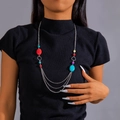 Detail van kleurrijke boho meerlaagse kralenketting op zwarte coltrui voor dames - Zilveren Gelaagde Gekleurde Kralen Stijl (27578-silver)