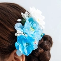 Pettine per capelli con fiori blu e bianchi indossato su acconciatura con treccia - Grappolo di Fiori Blu e Bianchi (31435-hp-bw-EP)
