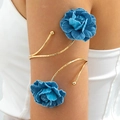 Detail van de gouden gehamerde armband met gelaagde blauwe stoffen 3D-bloemdecoraties - Donkerblauw